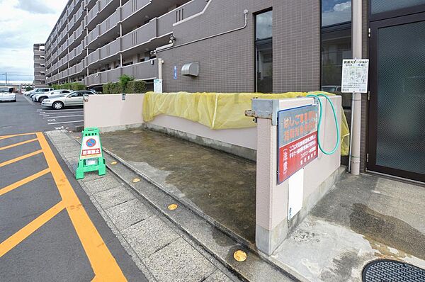 【ゴミステーション】マンション敷地内にゴミステーションがあります。猫やカラスよけのネットもあるので、ゴミが荒らされる心配もありません。