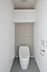 トイレ：【トイレ】すっきりとした印象のトイレです。棚もついているので、トイレットペーパーなどを収納しておくこともできます。