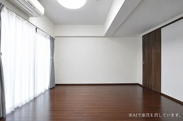 【LDK】大きな窓からやさしい光が差し込む、開放感あふれるリビングです。落ち着いた色合いの床が上質な空間を演出し、理想の暮らしをイメージしやすい住まいです。※AIで家具を消しています。