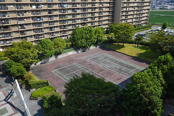 【テニスコート】スポーツ好きに嬉しい！マンション敷地内テニスコートあり！