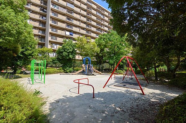 【公園】敷地内に公園があるから、子どもたちものびのび遊べる環境！