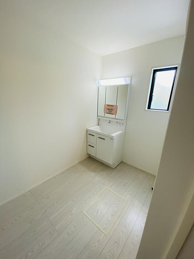 3面鏡付き洗面化粧台は収納力も良し!お手入れしやすい素材で、清潔感を保てます。※掲載写真は同一モデルの施工事例です。本物件とは仕様・設備・色等が異なる場合があります