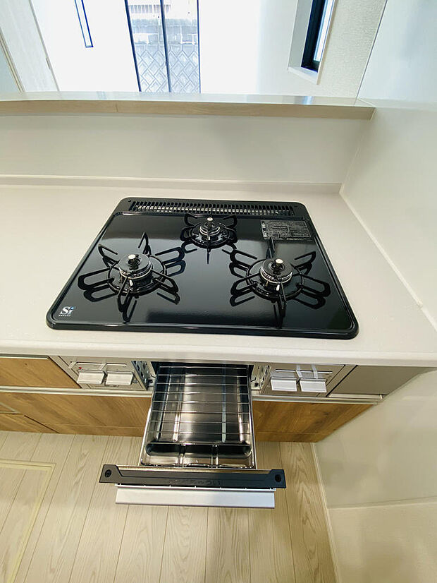 グリル付き3口コンロ※掲載写真は同一モデルの施工事例です。本物件とは仕様・設備・色等が異なる場合があります