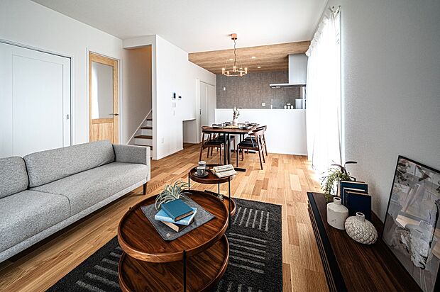 明るい日差しが心地よい、家族団らんにぴったりのリビングです。※掲載写真は同一モデルの施工事例です。本物件とは仕様・設備・色等が異なる場合があります