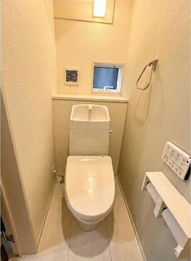 常に清潔を保つ、最新の温水洗浄便座&フチなし形状。※掲載写真は同一モデルの施工事例です。本物件とは仕様・設備・色等が異なる場合があります