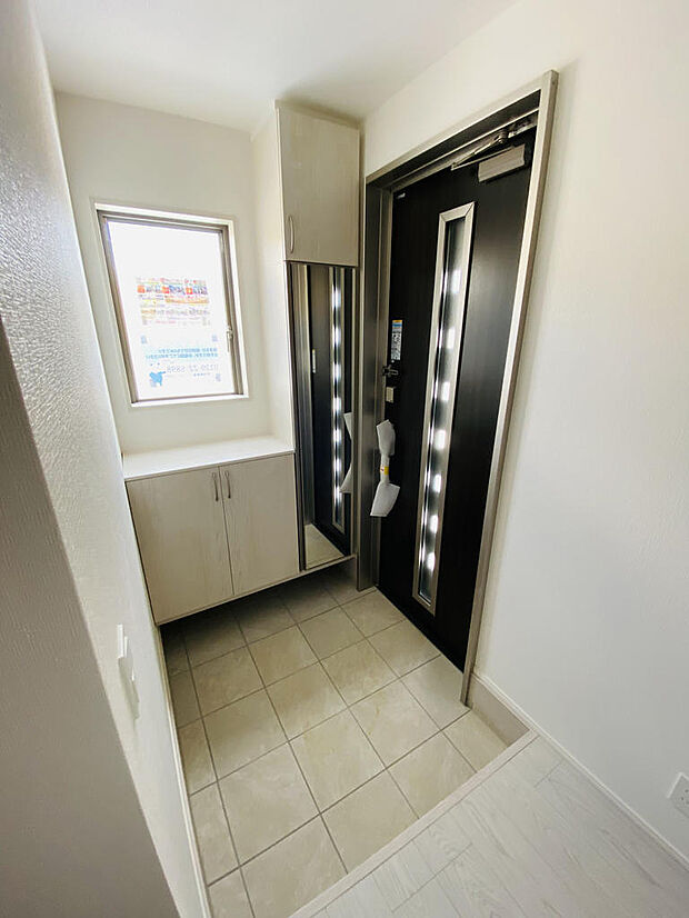 シューズクロークで玄関すっきり、姿見で外出前の全身チェックが可能※掲載写真は同一モデルの施工事例です。本物件とは仕様・設備・色等が異なる場合があります