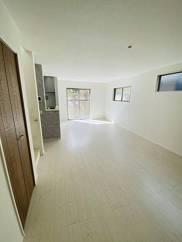 家族が自然と集まる明るいリビング。床材とドアがお洒落な空間を演出※掲載写真は同一モデルの施工事例です。本物件とは仕様・設備・色等が異なる場合があります