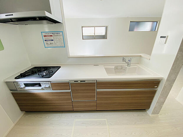 会話が弾む広々カウンタースペースの対面キッチン。お料理中も家族とのコミュニケーションが途切れません。※掲載写真は同一モデルの施工事例です。本物件とは仕様・設備・色等が異なる場合があります