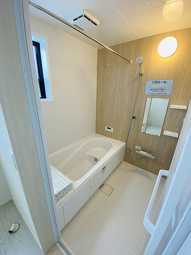 半身浴も楽しめるエコベンチ浴槽を採用。暖房換気乾燥機付きで、一年中快適なバスタイムを※掲載写真は同一モデルの施工事例です。本物件とは仕様・設備・色等が異なる場合があります