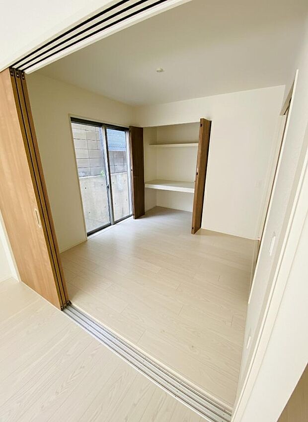 採光たっぷりの居心地の良い洋室。プライベートな時間をゆったり過ごせる落ち着いた空間※掲載写真は同一モデルの施工事例です。本物件とは仕様・設備・色等が異なる場合があります