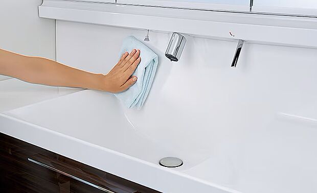 清潔感あふれる白基調。洗面台は、お掃除しやすい設計が嬉しい。※掲載写真は同一モデルの施工事例です。本物件とは仕様・設備・色等が異なる場合があります