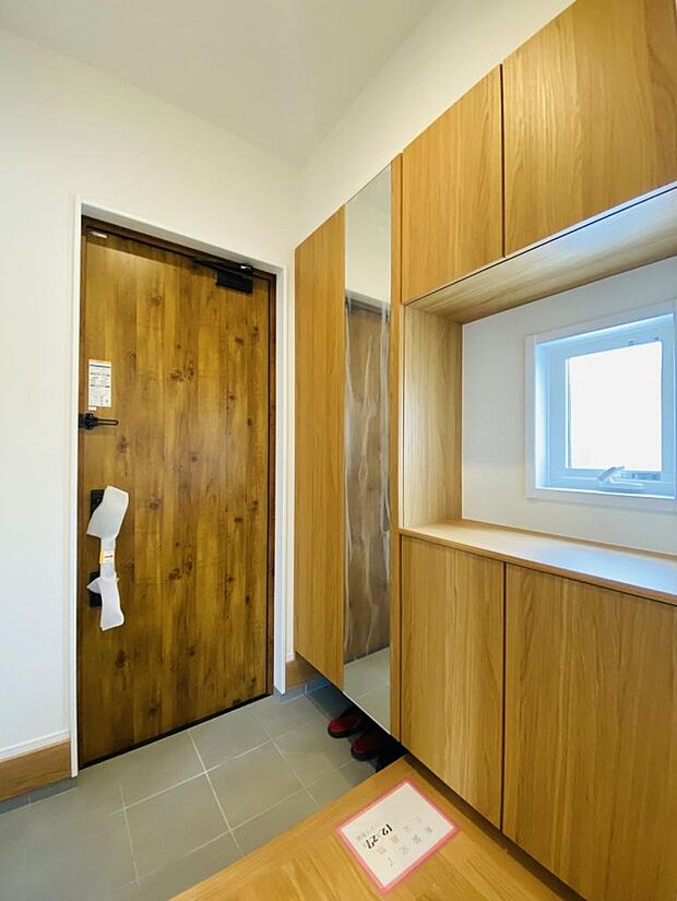 シューズクロークと姿見を完備!玄関回りはすっきり!※掲載写真は同一モデルの施工事例です。本物件とは仕様・設備・色等が異なる場合があります