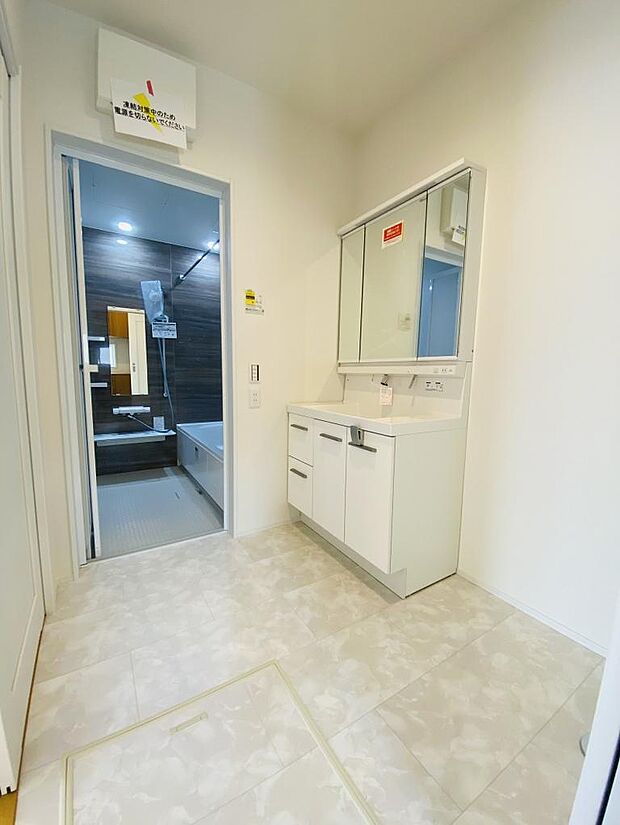 広々洗面室。※掲載写真は同一モデルの施工事例です。本物件とは仕様・設備・色等が異なる場合があります