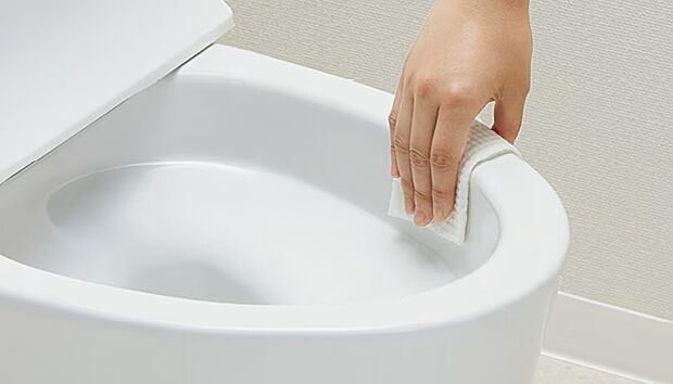 トイレは縁レスで拭き掃除も楽に※掲載写真は同一モデルの施工事例です。本物件とは仕様・設備・色等が異なる場合があります