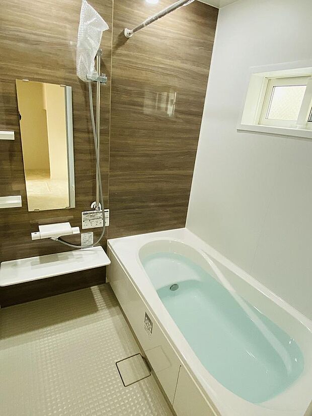 浴室乾燥機付きで、カビ対策も雨の日の洗濯もバッチリ。※掲載写真は同一モデルの施工事例です。本物件とは仕様・設備・色等が異なる場合があります