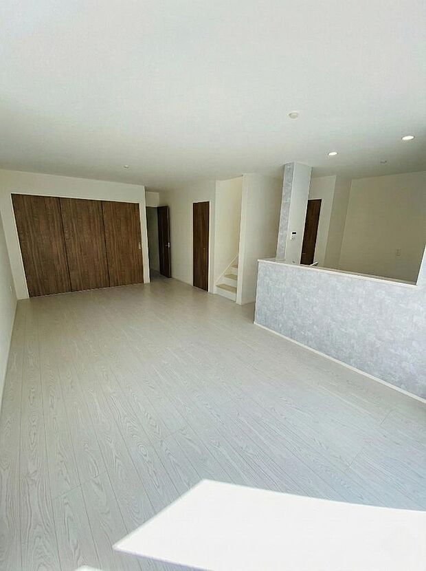 広がりを感じるレイアウトで、来客時もゆったり過ごせる心地よさ。※掲載写真は同一モデルの施工事例です。本物件とは仕様・設備・色等が異なる場合があります