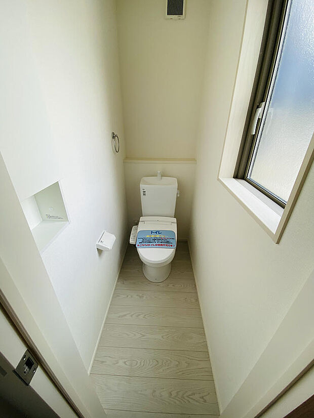 温水洗浄便座付きの高機能トイレ。節水仕様で経済的かつ、サッとひと拭きでお手入れ簡単です※掲載写真は同一モデルの施工事例です。本物件とは仕様・設備・色等が異なる場合があります