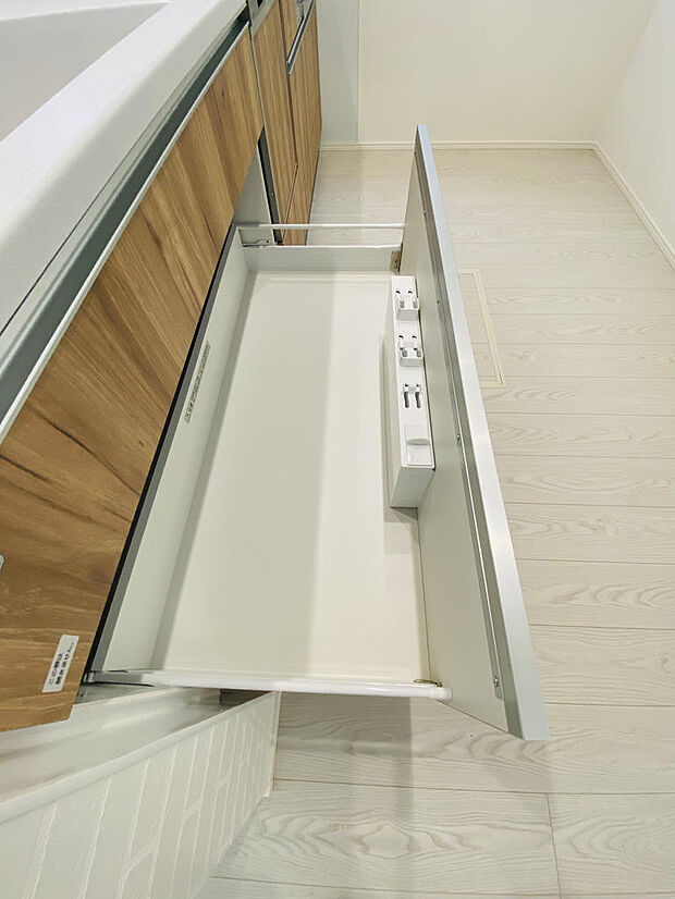 調理器具・包丁収納スペース※掲載写真は同一モデルの施工事例です。本物件とは仕様・設備・色等が異なる場合があります