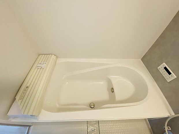 節水も兼ねたエコベンチ浴槽※掲載写真は同一モデルの施工事例です。本物件とは仕様・設備・色等が異なる場合があります