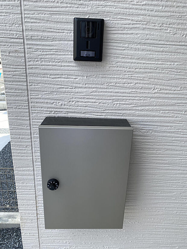 カメラ付インターホンと郵便受け※掲載写真は同一モデルの施工事例です。本物件とは仕様・設備・色等が異なる場合があります