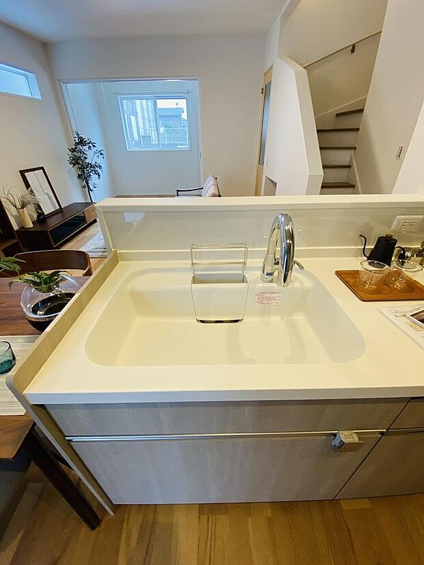 浄水器付きの水栓。シンクも広々。※掲載写真は同一モデルの施工事例です。本物件とは仕様・設備・色等が異なる場合があります