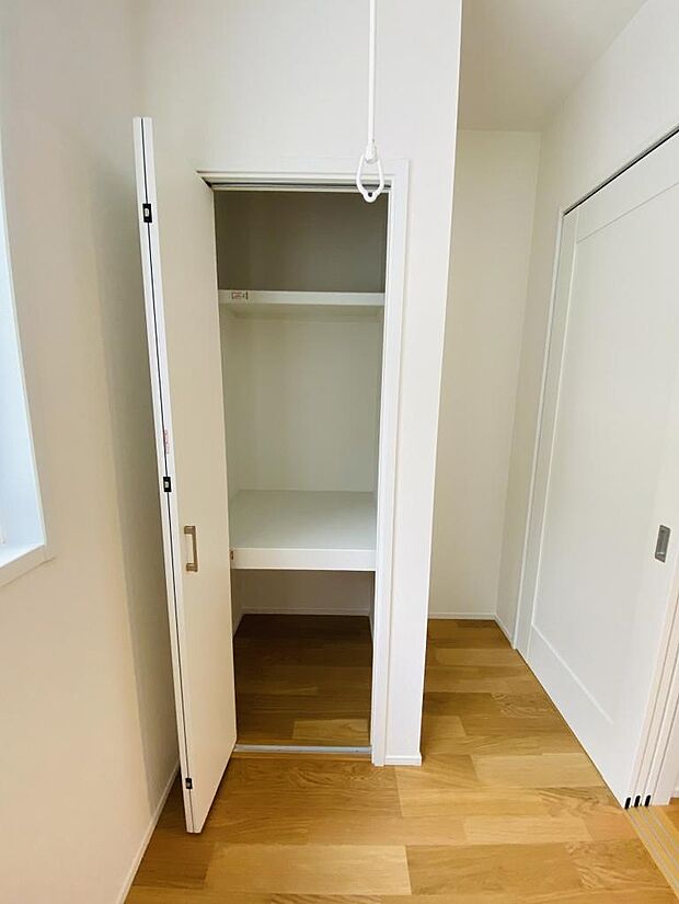 リビング続きの洋室は、お子様のお昼寝や遊び場に最適です。収納もあります※掲載写真は同一モデルの施工事例です。本物件とは仕様・設備・色等が異なる場合があります