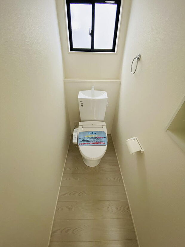 温水洗浄便座＆節水仕様。お手入れ簡単な設計で清潔感も雰囲気も良好。※掲載写真は同一モデルの施工事例です。本物件とは仕様・設備・色等が異なる場合があります