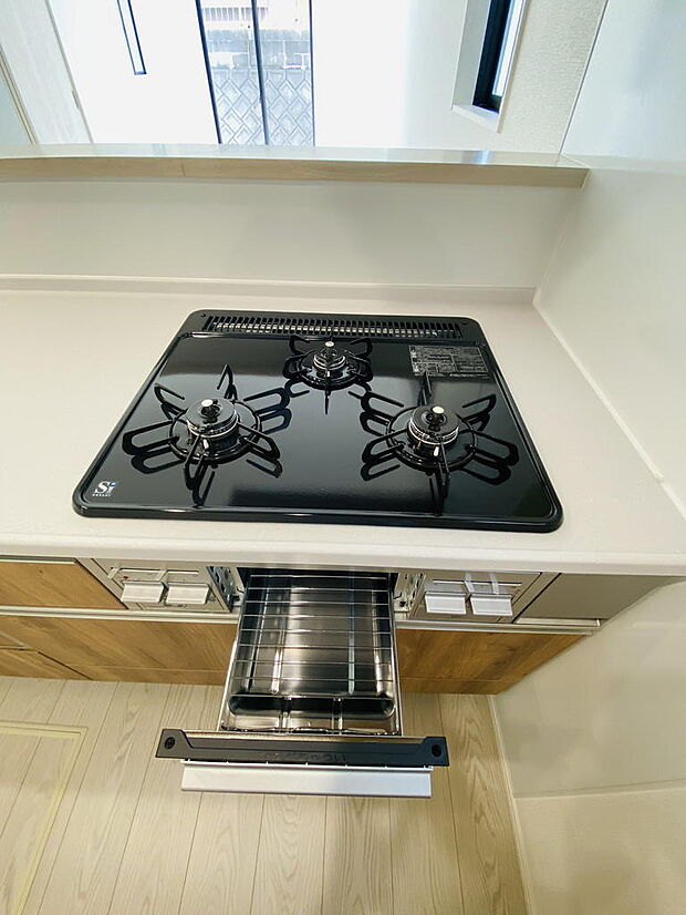 グリル付き３口コンロ※掲載写真は同一モデルの施工事例です。本物件とは仕様・設備・色等が異なる場合があります