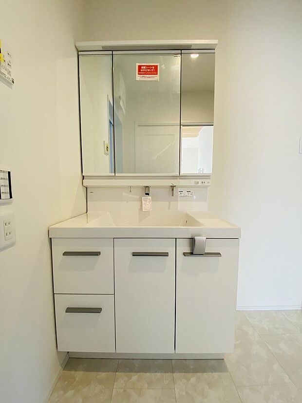 三面鏡の裏はたっぷり収納。散らかりがちな小物も解決。※掲載写真は同一モデルの施工事例です。本物件とは仕様・設備・色等が異なる場合があります