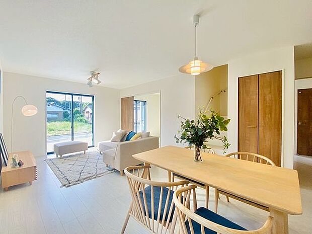 ２０帖もの広さを誇る開放的なＬＤＫ。家族みんなが集まってもゆったり寛げ、自然と会話も弾む空間です。※掲載写真は同一モデルの施工事例です。本物件とは仕様・設備・色等が異なる場合があります