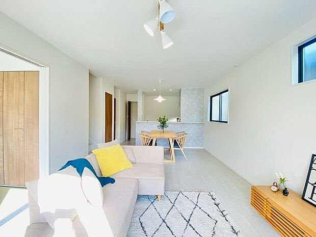 リビングとつながりつつも落ち着きを保つダイニング。食事の時間を豊かに演出※掲載写真は同一モデルの施工事例です。本物件とは仕様・設備・色等が異なる場合があります