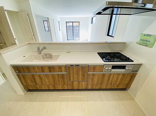 対面カウンター式で会話も弾む。機能的な収納と浄水一体シャワー水栓で家事も快適に※掲載写真は同一モデルの施工事例です。本物件とは仕様・設備・色等が異なる場合があります