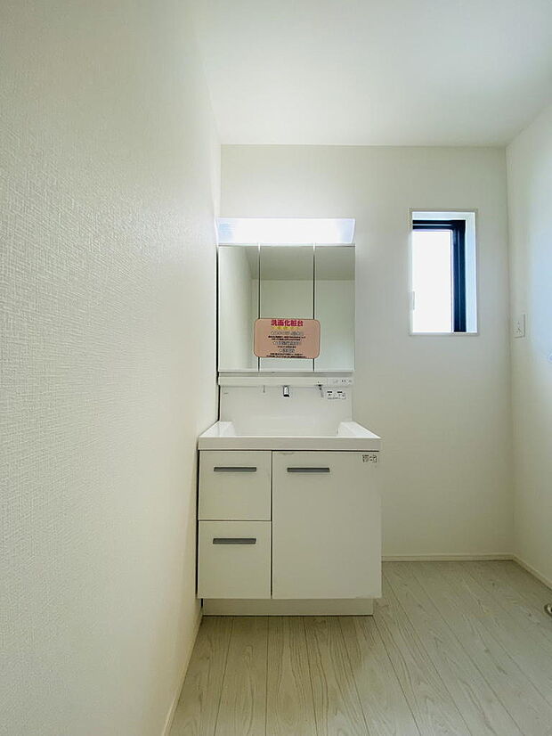 3面鏡＋広々カウンターで身支度もスムーズ。収納豊富で毎日の洗面タイムが快適に※掲載写真は同一モデルの施工事例です。本物件とは仕様・設備・色等が異なる場合があります