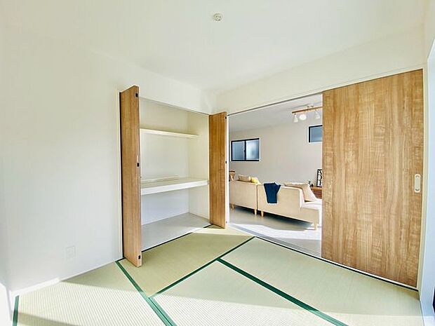 客間やお子様の遊び場として重宝する和室。リビングに隣接しており、扉を開ければ大空間として使えます※掲載写真は同一モデルの施工事例です。本物件とは仕様・設備・色等が異なる場合があります