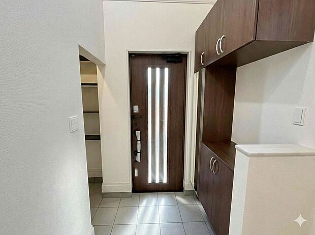 靴好きも納得の収納力。玄関はいつもスッキリ片付きます。※掲載写真は同一モデルの施工事例です。本物件とは仕様・設備・色等が異なる場合があります