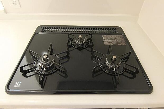 グリル付きの3口ガスコンロ※掲載写真は同一モデルの施工事例です。本物件とは仕様・設備・色等が異なる場合があります