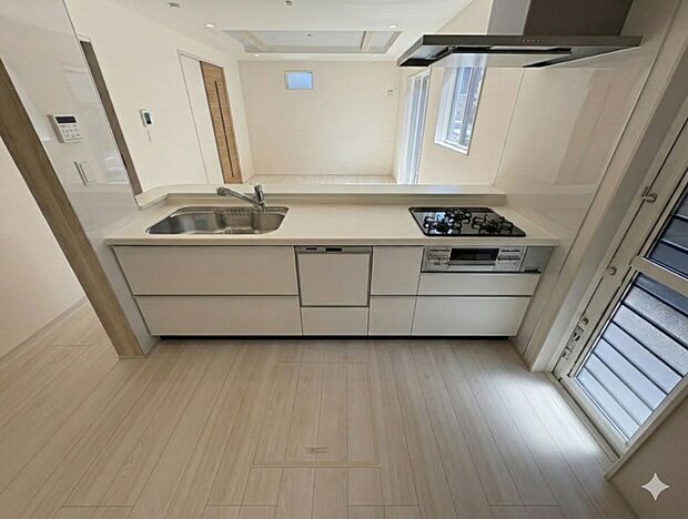 収納力と使い勝手を両立。毎日のお料理が快適になるキッチン。※掲載写真は同一モデルの施工事例です。本物件とは仕様・設備・色等が異なる場合があります