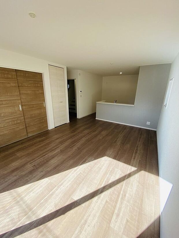 たっぷりの陽光が注ぐ明るい空間。家族の笑顔が自然と集まる、温かみのある場所です。※掲載写真は同一モデルの施工事例です。本物件とは仕様・設備・色等が異なる場合があります