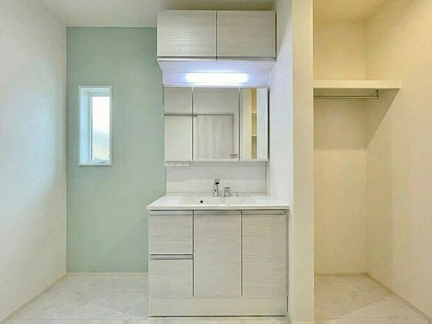 収納力と掃除のしやすさを両立した洗面台。鏡の裏は全て収納スペース※掲載写真は同一モデルの施工事例です。本物件とは仕様・設備・色等が異なる場合があります