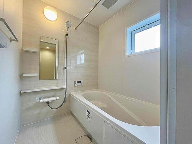 浴室乾燥機付きで雨の日も安心。カビも防いでいつでも清潔に。※掲載写真は同一モデルの施工事例です。本物件とは仕様・設備・色等が異なる場合があります