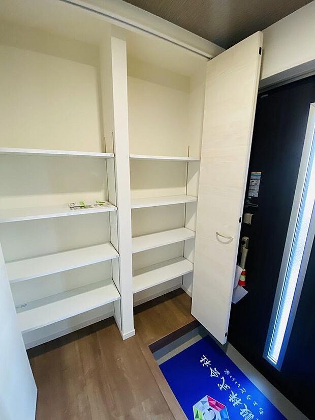 シューズクロークありで玄関まわりもすっきり。※掲載写真は同一モデルの施工事例です。本物件とは仕様・設備・色等が異なる場合があります