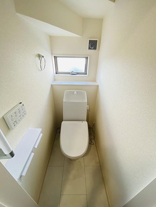 1階と2階の2ヶ所に完備！忙しい朝も安心です。温水洗浄便座付きで、いつでも快適に使えます。※掲載写真は同一モデルの施工事例です。本物件とは仕様・設備・色等が異なる場合があります