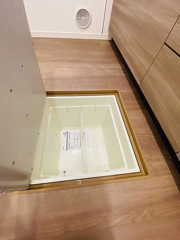 キッチンには床下収納※掲載写真は同一モデルの施工事例です。本物件とは仕様・設備・色等が異なる場合があります