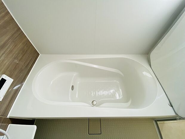 節水も兼ね備えたエコベンチタイプの浴槽※掲載写真は同一モデルの施工事例です。本物件とは仕様・設備・色等が異なる場合があります