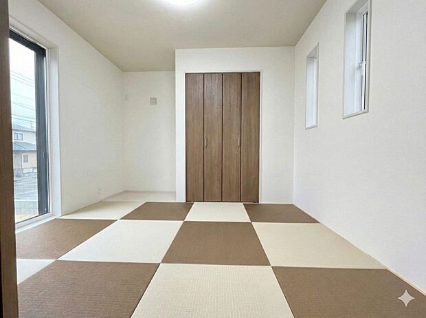 リビング続きの便利な和室。お子様のお昼寝や遊び場にも最適。※掲載写真は同一モデルの施工事例です。本物件とは仕様・設備・色等が異なる場合があります