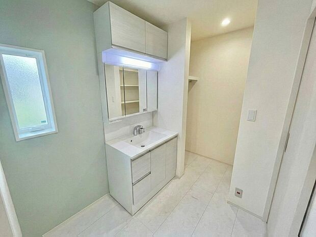 忙しい朝の身支度もスムーズ。収納豊富な三面鏡付き洗面台。※掲載写真は同一モデルの施工事例です。本物件とは仕様・設備・色等が異なる場合があります