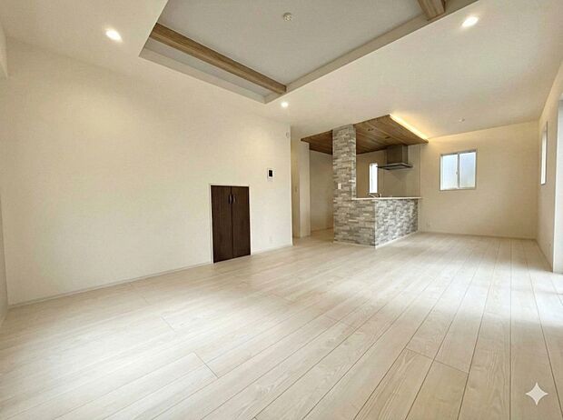 柔らかな陽光が差し込む広々空間。家族の会話が自然と弾みます。※掲載写真は同一モデルの施工事例です。本物件とは仕様・設備・色等が異なる場合があります