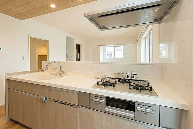 作業スペースが広く、料理がしやすい機能的なキッチンです。※掲載写真は同一モデルの施工事例です。本物件とは仕様・設備・色等が異なる場合があります