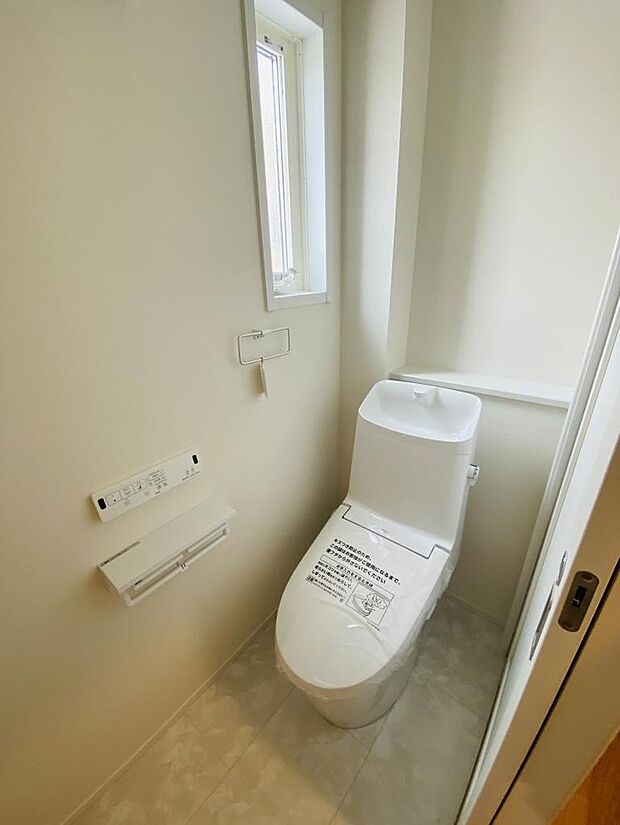 最新の温水洗浄便座付き。フチなし形状でお掃除ラクラク※掲載写真は同一モデルの施工事例です。本物件とは仕様・設備・色等が異なる場合があります