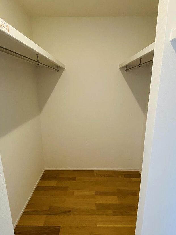 憧れのウォークイン。衣類から季節家電まで丸ごと収納可能※掲載写真は同一モデルの施工事例です。本物件とは仕様・設備・色等が異なる場合があります